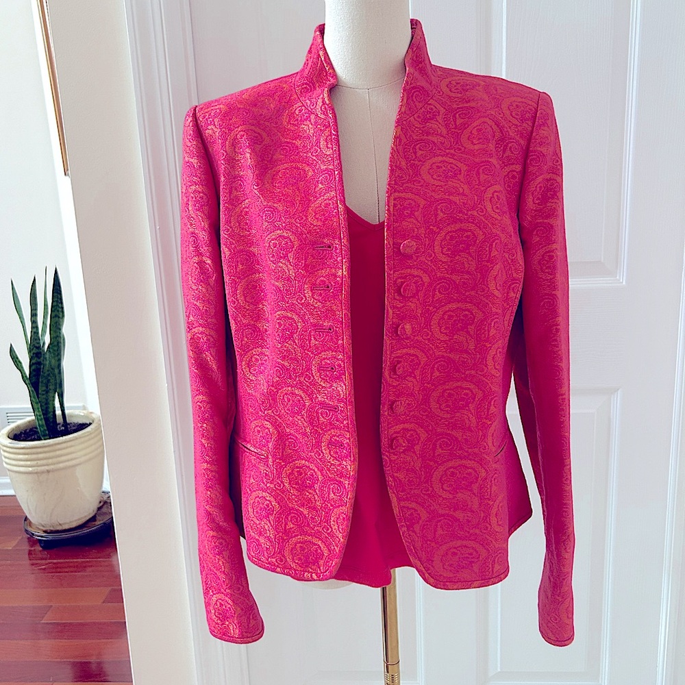 Jacket with sleeveless shirt ,in pink with golden design